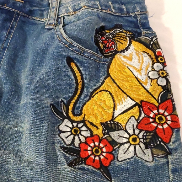 Shorts Embroidered Tiger Cat Flowers Jean Denim Shorts Raw Hem Cut Off 1st Kiss - Picture 2 of 6